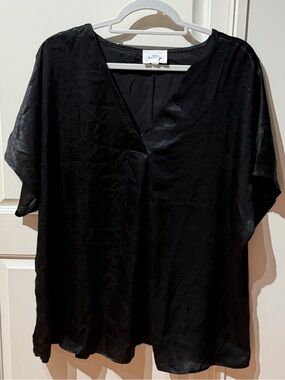 ANDREE BY UNIT Black V-Neck Satin-Like Blouse